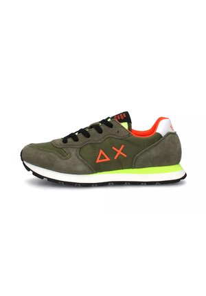 Sneakers verde in suede con lacci neri, accenti neon e suola bianca. Presentano un logo geometrico arancione e un pannello posteriore testurizzato.