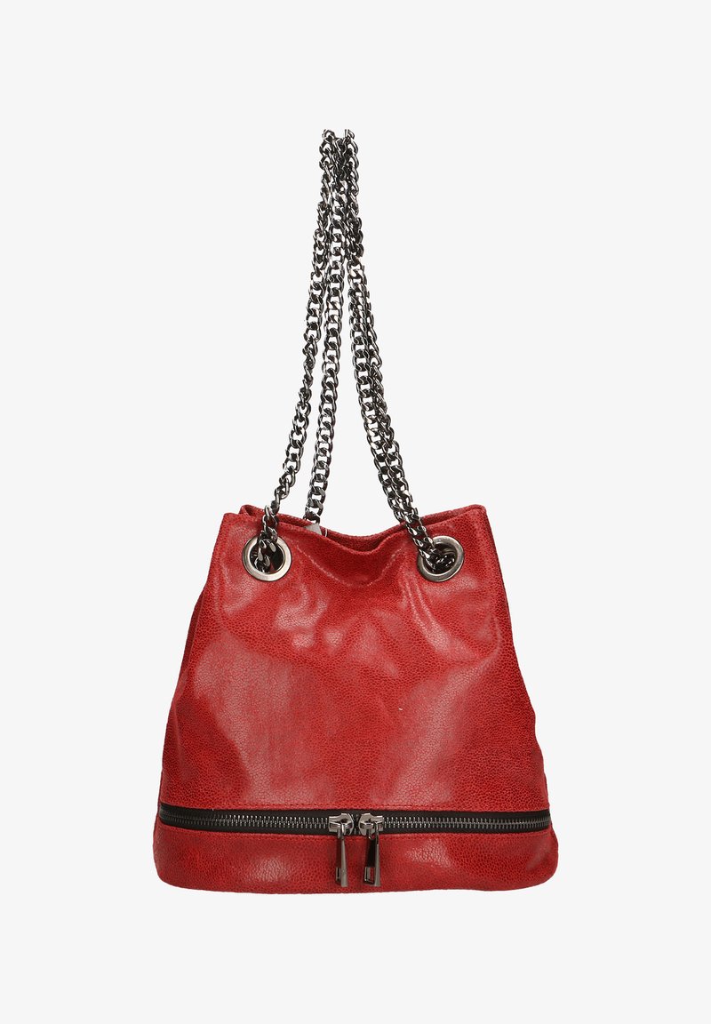 Rote Leder-Bucket-Bag mit doppelten silbernen Kettenriemen und einer horizontalen schwarzen Reißverschlusstasche am unteren Rand.