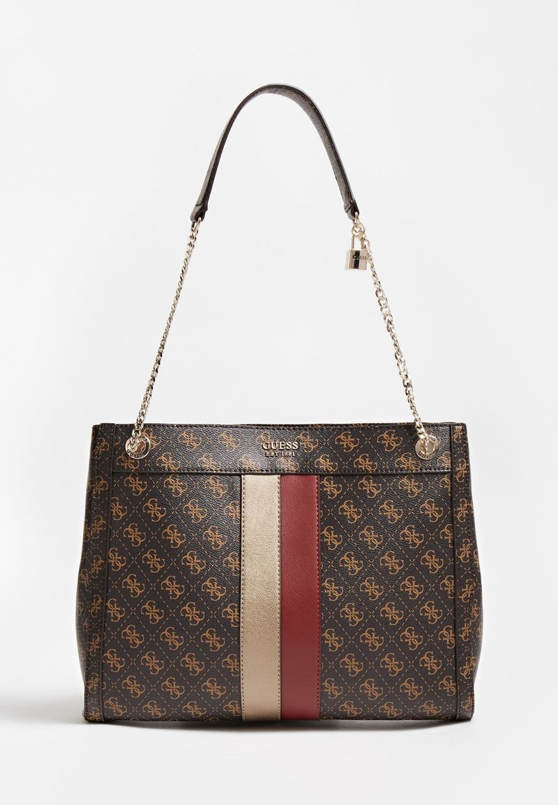 Sac cabas Guess marron foncé avec motif logo doré, rayures verticales beige et rouge, et bandoulière chaîne dorée avec un petit charm cadenas.
