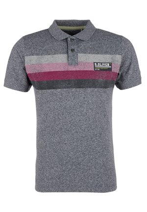 Polo gris à manches courtes avec col et deux boutons, présentant des rayures horizontales en gris clair, rose, bordeaux et noir sur la poitrine.