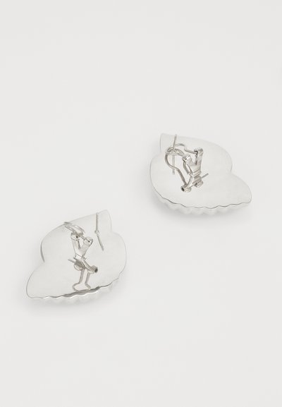 Boucles d'oreilles en argent en forme de feuilles ondulées, avec une surface brillante et un mécanisme de fermeture à l'arrière pour un port sécurisé.