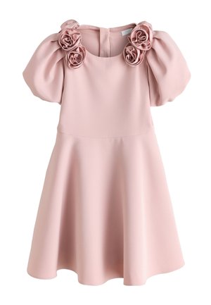 Różowa sukienka dziewczęca z bufkami na krótkich rękawach oraz aplikacjami z materiału w formie róż na ramionach, z rozkloszowanym dołem i zamkiem błyskawicznym z tyłu.