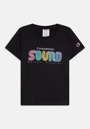 Czarna bawełniana koszulka z okrągłym dekoltem, zdobiona wielokolorowym, falistym napisem "CHAMPION SOUND Workout Playlist" oraz małym logo na rękawie.