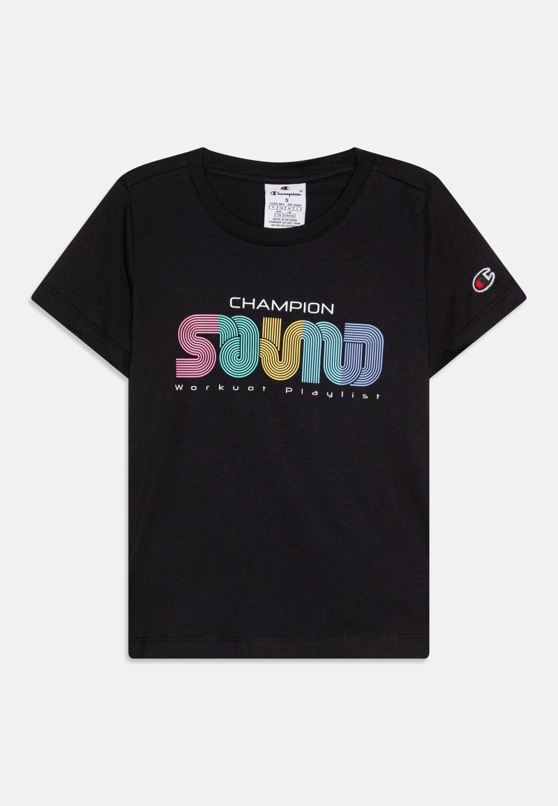 T-shirt en coton noir avec un col rond, présentant un texte ondulé multicolore "CHAMPION SOUND Workout Playlist" et un petit logo sur la manche.
