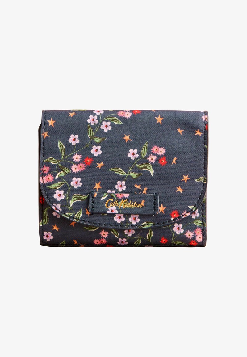 Billetera con estampado floral en azul marino oscuro, que presenta flores rosas y rojas con hojas verdes. Marca dorada en etiqueta de cuero negro. Diseño compacto.