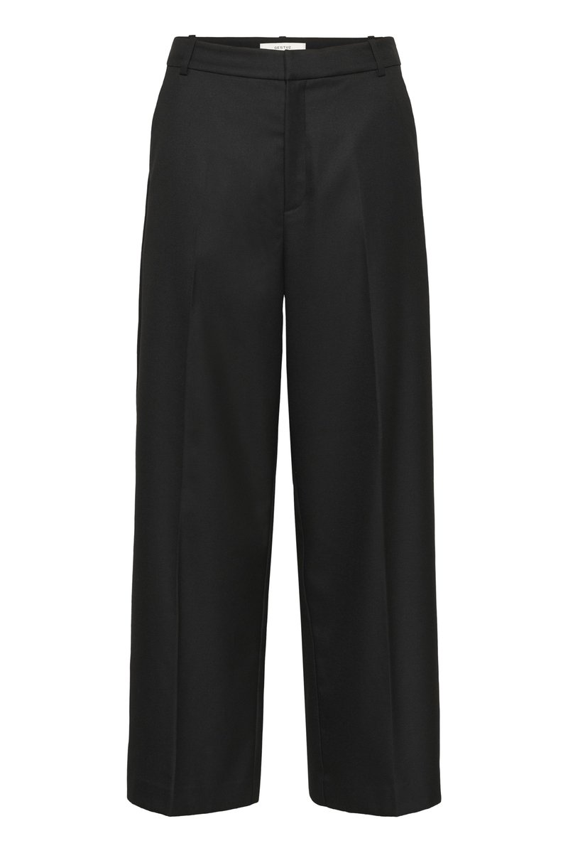 Pantalon noir à jambes larges avec une texture lisse, présentant un devant plat, des passants pour ceinture et sans ornements visibles. Conçu pour une coupe ample.