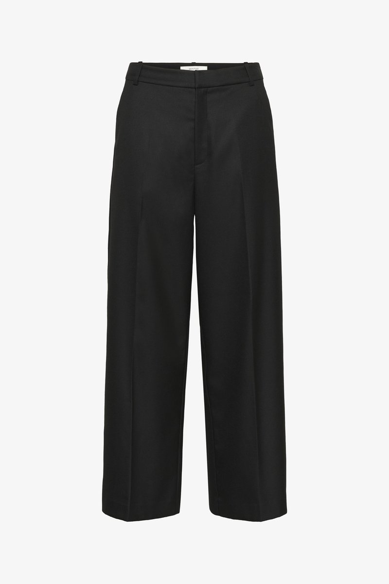 Pantalon noir à jambes larges avec une texture lisse, présentant un devant plat, des passants pour ceinture et sans ornements visibles. Conçu pour une coupe ample.
