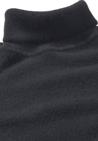 Schwarzer Rollkragenpullover mit einem gerippten Kragen, der einen sanften, strukturierten Stoff zeigt. Die Form ist enganliegend, mit glatten Konturen und minimalen Designdetails.
