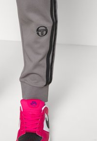Sergio Tacchini NEW DAMARINDO  - Treniņtērpa apakšdaļas - charcoal grey/black