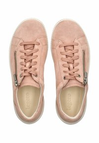 Baskets en suede rose clair avec un design à lacets et une fermeture éclair décorative sur le côté. Dotées d'une semelle en caoutchouc blanche et d'un revêtement intérieur beige.