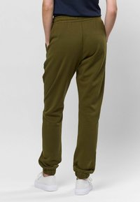 Olijfgroene joggingbroek met een elastische tailleband en opgerolde enkels. Gemaakt van zachte stof, met zijzakken en een relaxed fit.
