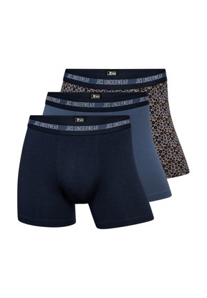Tre herre-boxershorts i mørkeblå, ensfarvet blå og et blåt blomstertryk, alle med en sort linning med mærket "JBS UNDERWEAR."