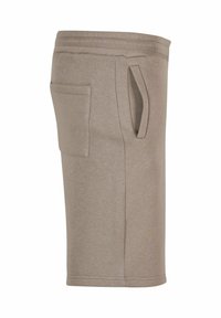 Beige bomullsshorts med strikk i livet, sidelommer, glatt tekstur og sydd sømmer. Har en enkelt baklomme for oppbevaring.