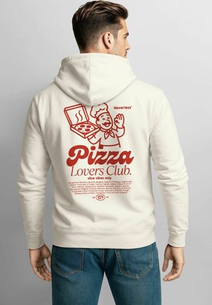 Helle Kapuzenjacke in Cremefarbe mit einem roten Grafikdesign, das einen Cartoonkoch zeigt, der eine Pizzabox hält. Der Text lautet "Pizza Lovers Club" und enthält eine Zutatenliste.