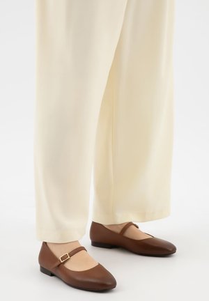 Wojas Baleríny s páskem - brązowy