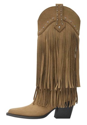Lys tan ruskind cowboystøvle med lagdelte frynser, metalnitter langs toppen, spids tå og sort stablet hæl.