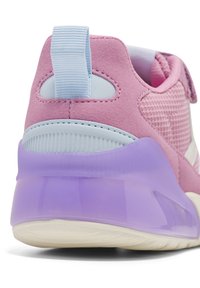 Różowe zamszowe sneakersy z siateczkowymi wstawkami, z jasno-niebieską pętelką z tyłu i przezroczystą fioletową podeszwą.