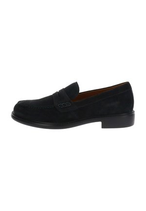 Mocassino da uomo in camoscio nero con tacco basso e dettagli cuciti su sfondo bianco, vista laterale che mostra il design slip-on.