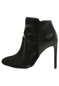 Botín negro hasta el tobillo con punta afilada, parte superior de ante, detalles en cuero y un tacón alto stilettos brillante con recortes decorativos.