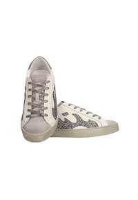 Zapatillas con parte superior de cuero color crema, detalles en gamuza gris y glitter reflectante. Presentan una suela de goma y diseño con cordones.