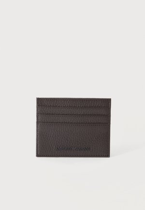 Porte-cartes en cuir texturé marron foncé avec quatre emplacements pour cartes et logo Emporio Armani embossé au centre en bas.
