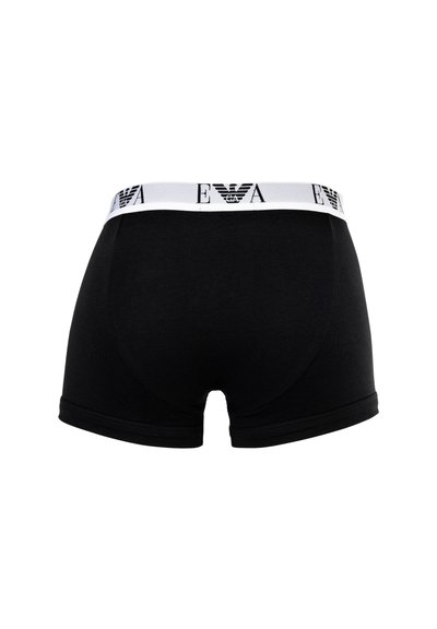 Μαύρα ανδρικά μποξέρ με λευκή ελαστική μέση που φέρει το μαύρο λογότυπο EA και το έμβλημα αετού, εμφανιζόμενα από πίσω.