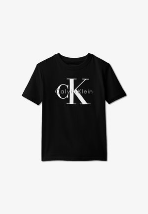 Tricou negru cu mânecă scurtă, cu litere mari albe „cK” și text mai mic gri „Calvin Klein” pe piept.