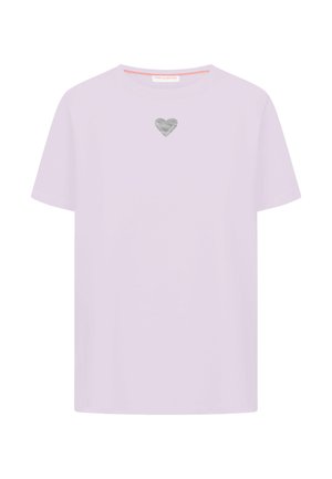 Fliederfarbenes T-Shirt mit kurzen Ärmeln, rundem Ausschnitt und kleinem silberfarbenem Metallic-Herz-Motiv in der Mitte der Brust.