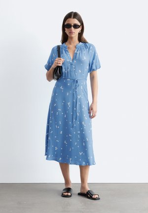 & OTHER STORIES, & OTHER STORIES TIE-WAIST MIDI DRESS - Robe chemise - blue white