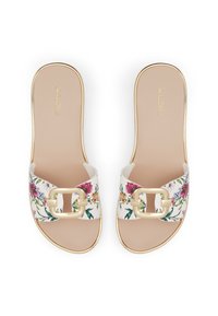 Květinové sandály s bílým syntetickým páskem, na kterém jsou růžové a žluté květiny, zlatou sponou a hladkým béžovým polštářováním.