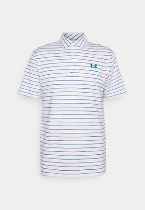 Witte korte mouw polo met dunne horizontale blauwe en paarse strepen en een blauw Under Armour-logo op de linkerborst.