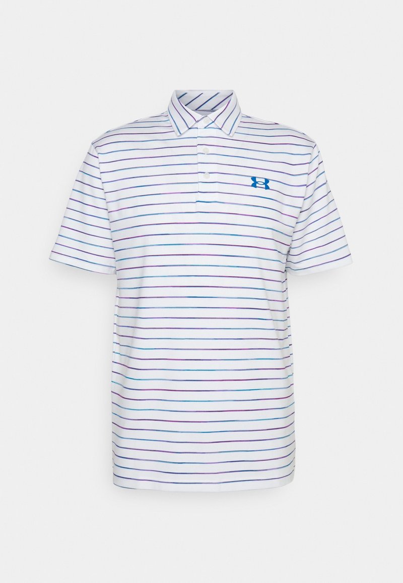 Polo blanc à manches courtes avec fines rayures horizontales bleues et violettes et un logo Under Armour bleu sur le côté gauche de la poitrine.
