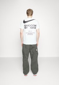 Nike Sportswear TEE - Print T-shirt - white