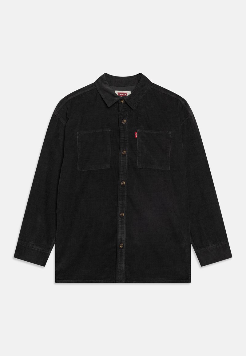 Camicia di velluto nero con colletto, maniche lunghe, due tasche sul petto e bottoni marroni lungo la parte anteriore per la chiusura.