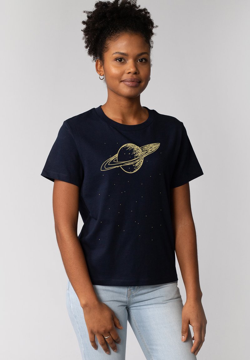 Marineblauwe katoenen t-shirt met een gouden afbeelding van Saturnus en sterren. Korte mouwen, rond de hals en een ontspannen pasvorm met een soepele textuur.