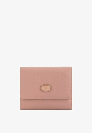Bolso de cuero texturizado en suave tono rosa, con un acento en forma de logo dorado en la parte frontal, en una forma rectangular compacta y cierre de solapa.