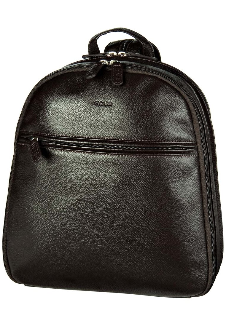 Sac à dos en cuir marron avec une texture lisse, une forme arrondie, une poignée supérieure et une poche zippée à l'avant. Présente une marque discrète sur le devant.