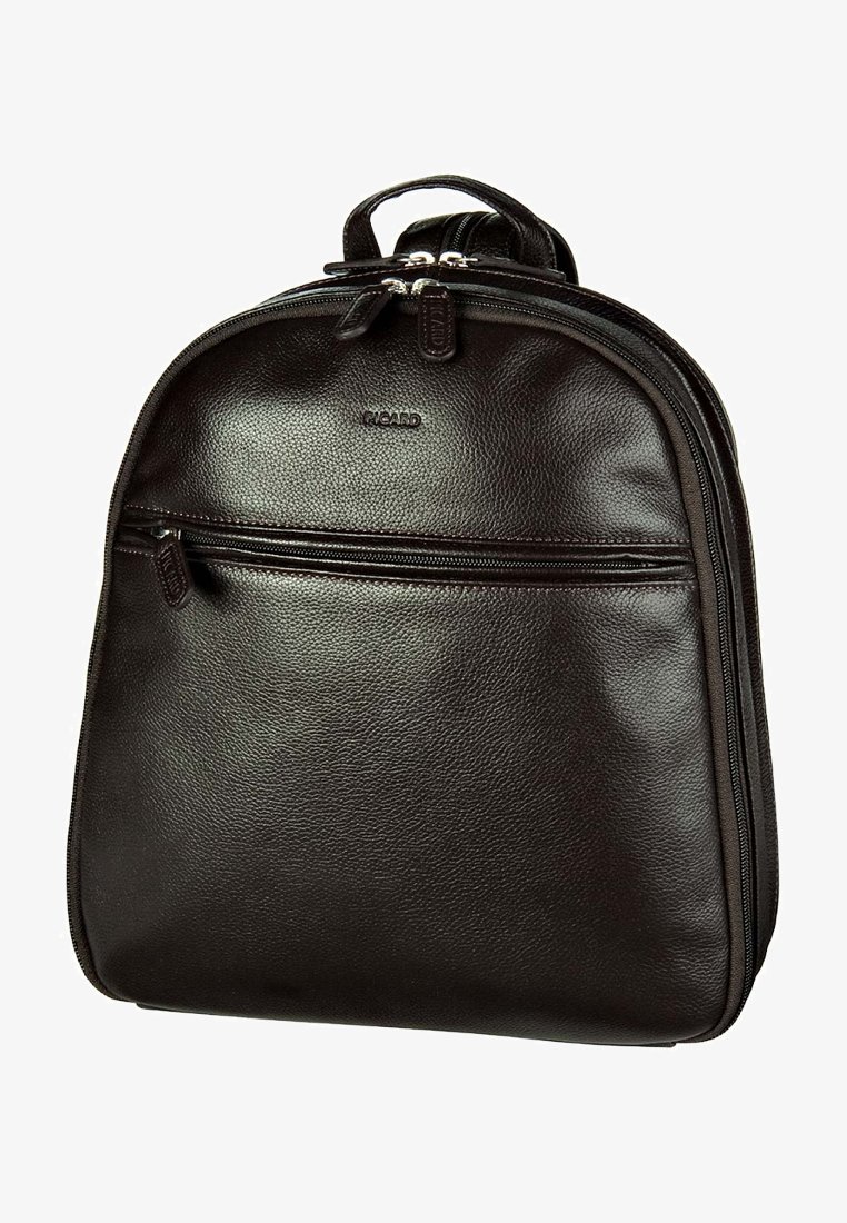Sac à dos en cuir marron avec une texture lisse, une forme arrondie, une poignée supérieure et une poche zippée à l'avant. Présente une marque discrète sur le devant.