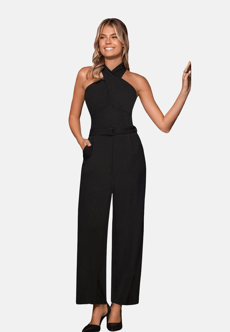 Černý overal s designem na halter krk, s přítahovým páskem v pase, širokými nohavicemi a bočními kapsami; vyrobený z texturované látky.