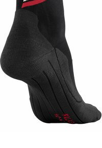 Chaussette de sport noire avec une semelle texturée, un design côtelé et un accent de logo rouge. Le talon est renforcé avec un rembourrage pour plus de durabilité.