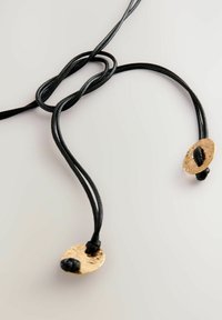 Schwarzes geflochtenes Band mit zwei runden Akzenten in Goldfarbe, welches eine strukturierte Oberfläche und ein Knotendesign an den Enden aufweist.