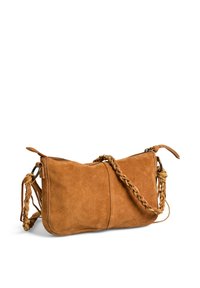 Sac en cuir suédé marron en bandoulière avec une sangle tressée, deux compartiments zippés et une texture douce. Forme rectangulaire avec un matériel minimal.