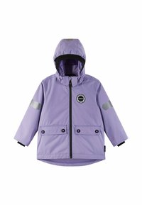 Giacca impermeabile viola con cappuccio, zip nera, dettagli riflettenti sulle maniche, tasche frontali con bottoni e logo circolare sul petto.