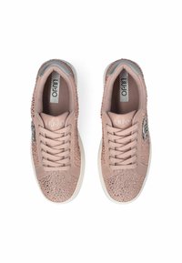 Baskets roses texturées avec des accents en strass et des détails argentés. Comprend un système de laçage, un col rembourré et une semelle en caoutchouc blanche.