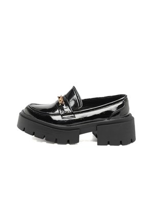 Mocassino in pelle verniciata nera con una suola piattaforma nera spessa. Presenta un prominente accento dorato sulla tomaia e una finitura lucida e liscia.