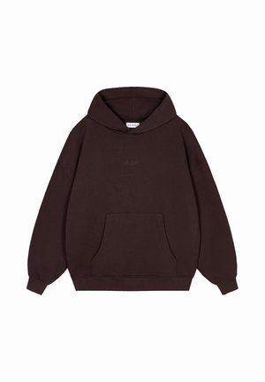 Sudadera con capucha marrón hecha de una tela suave, que presenta un bolsillo canguro en la parte frontal y puños acanalados. Diseño minimalista con un sutil detalle de logo.