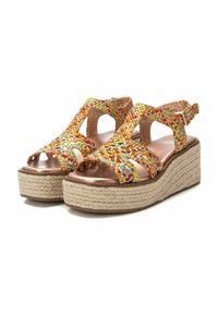 Sandali espadrilles multicolori intrecciati con suola a piattaforma, caratterizzati da un design intrecciato e una cinturino alla caviglia regolabile, nelle tonalità di arancione e giallo.