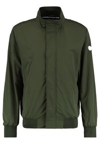 Groene, lichte jas met een hoge kraag, ritssluiting en ribgebreide manchetten. Heeft een klein wit logo op de linker mouw voor extra detail.