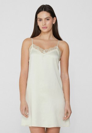 Satin-Nachthemd in hellem Creme mit verstellbaren Trägern und Spitzenbesatz am Ausschnitt, das eine lockere Passform und eine glatte Textur bietet.