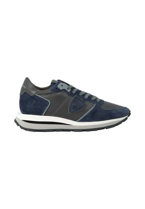 Sneaker blu e grigio con pannelli in suede e pelle, lacci grigi e suola in gomma bianca con battistrada nera.
